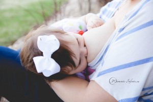 Séance photos allaitement pose-tétée Moments Infinis Photographie